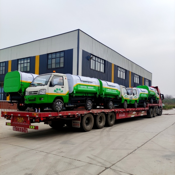 22輛勾臂垃圾車裝車準備發往珉陽